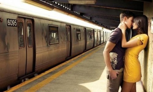 Bakıda gənclərin metroda öpüşməsi “Facebook”da gündəm oldu