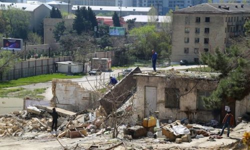 Yasamalda tikinti dayandırılan ərazidən texnika çıxarıldı – FOTO 