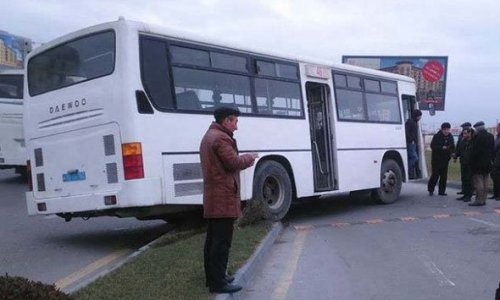 Bakıda məktəblinin başı avtobusun qapıları arasında qaldı