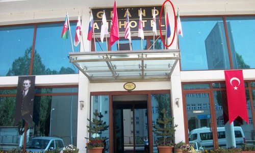 Azərbaycanlının otelində erməni bayrağı dalğalanır — VİDEO