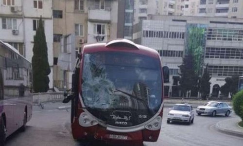 Bakıda avtobus qəza törətdi: yaralı var 