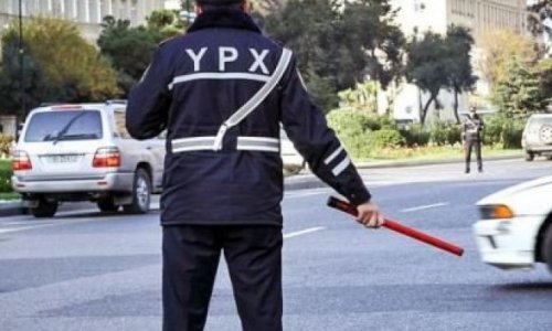 Yol polisi tanınmış şəxsin qızından rüşvət aldı 