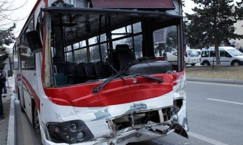 Bakıda marşrut avtobusu piyadanın üstünə çıxdı