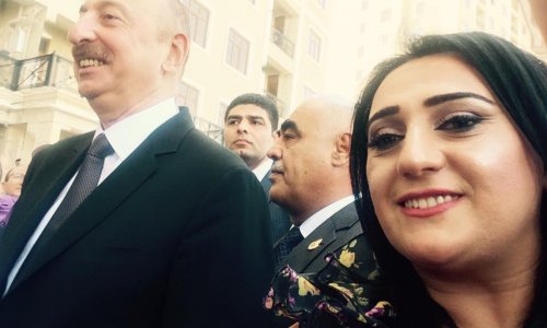 Prezident jurnalistlərlə selfi etdi – Fotolar