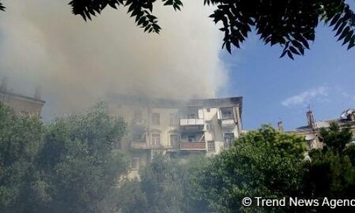 В центре Баку горит жилое здание