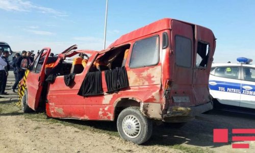 Bakıda mikroavtobus aşıb, xəsarət alanlar var