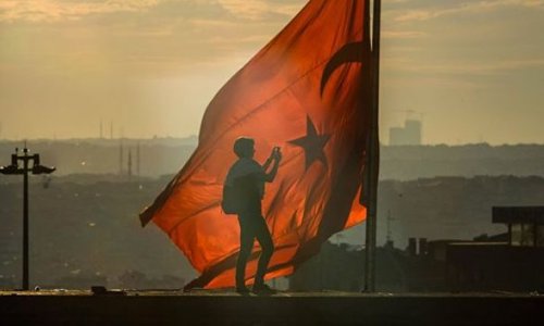 İstanbulda silahlı şəxs evin damından atəş açıb