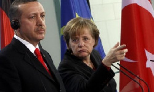 Merkel Türkiyəni Avropa İttifaqının tərkibində görmədiyini deyib