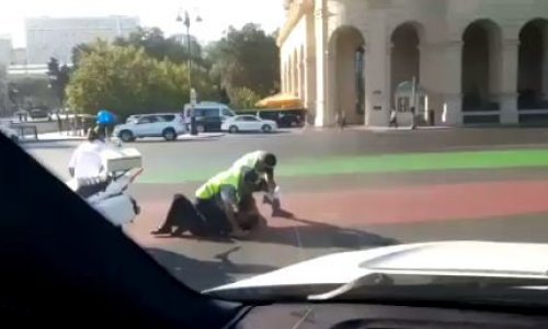 Bakıda polis vətəndaşı yerə yıxıb bölməyə apardı 