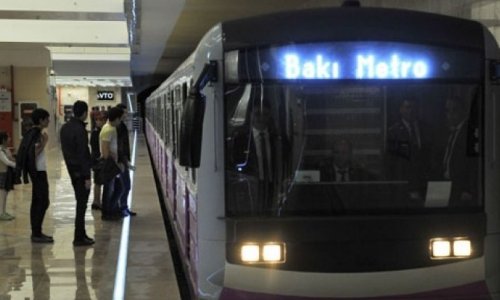 Bakı metrosunda cinayət — Girişdə gənc oğlanı bıçaqladılar - FOTO