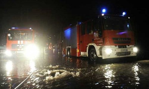 Binəqədi rayonu su altında: 25 nəfər xilas edildi