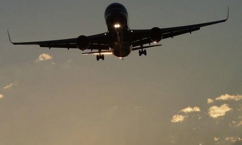 Pilot göydə naməlum obyekt gördü, təyyarəni endirdi