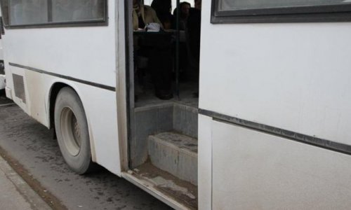 Bakıda qadın hərəkətdə olan avtobusdan yıxıldı