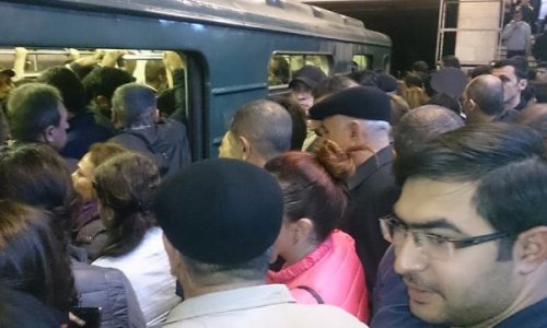 Bakı metrosunda sərnişinlər qorxuya düşdü