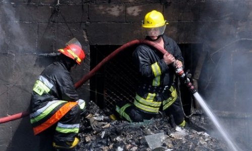 Bakıda 17 mərtəbəli bina yanır