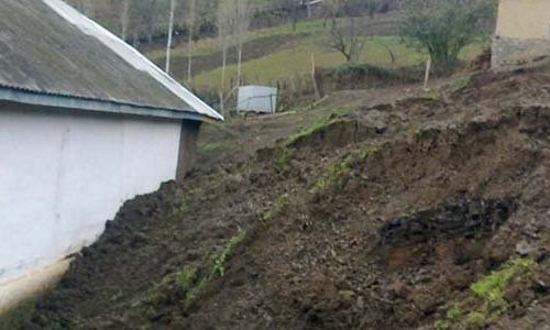 Azərbaycanda torpaq sürüşməsi, dağıntı altında qalan var