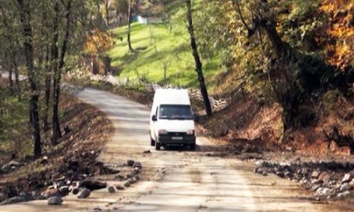 Astarada dağ uçdu, qaya parçaları yolu bağladı - VİDEO