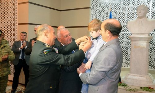 Şəhid döyüşçünün medalı oğlunun yaxasına sancıldı - FOTO