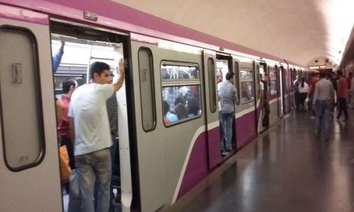 Bakı metrosunda aparıcını döymək istədilər 