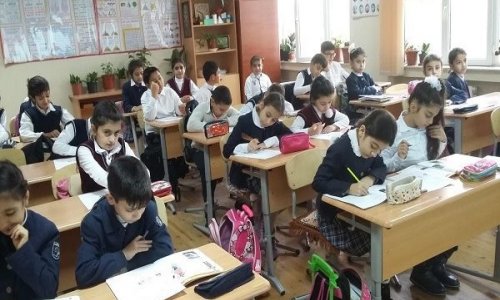 6-cı sinif şagirdləri imtahan verir