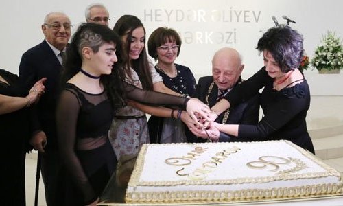 Leyla Əliyeva Ömər Eldarov üçün tort kəsdi