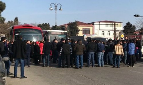 Məcburi köçkünlər yolu bağladı — VİDEO