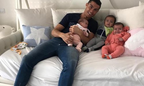 Ronaldonun körpələri ilə yeni fotosu