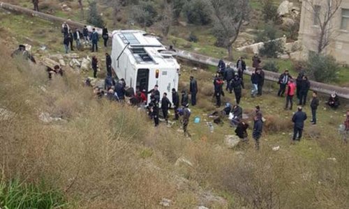 Bakıda avtobus dərəyə aşdı - FOTO