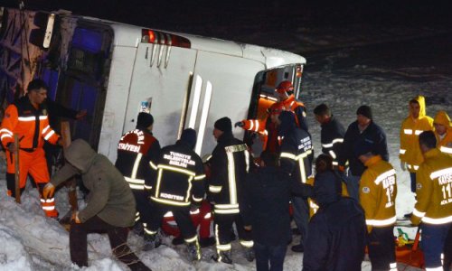 Türkiyədə avtobus aşdı - Ölənlər və yaralananlar var