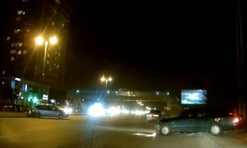 Уличные гонки по ночному Баку привели к аварии – ВИДЕО