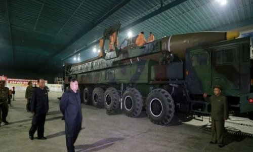 Kim Çen In yeni raket təqdim etdi