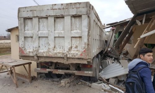 В Сабунчи грузовик обрушил дом – ФОТО