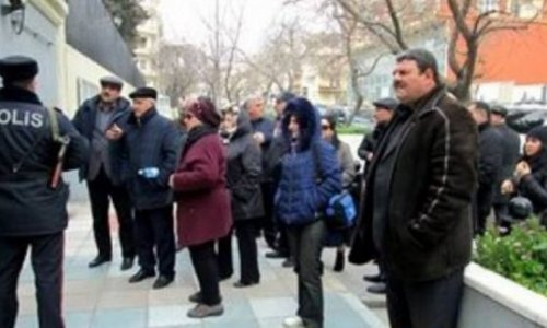 В Баку акция протеста перед посольством США