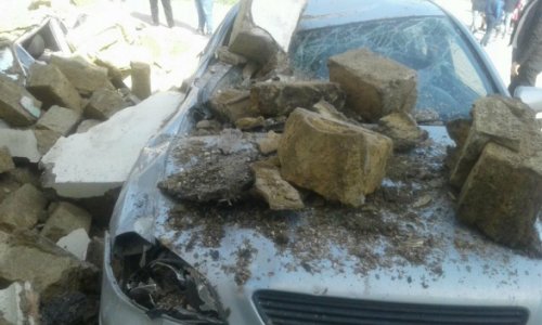 В Баку рухнуло здание: с неба посыпались камни