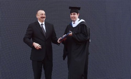 Prezident və ailəsi məzun günündə: Heydər Əliyev diplom aldı (FOTOLAR)