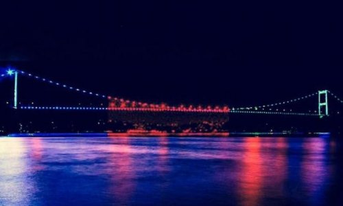 İstanbulda körpü Azərbaycan bayrağına büründü