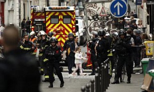 СРОЧНО: в центре Парижа неизвестный захватил заложников 