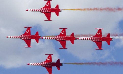 Türk qırıcıları Bakıda: iki ordudan dünyaya mesaj