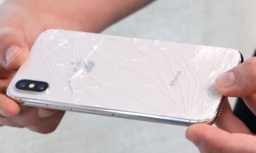Türklər öz “iPhone” telefonlarını sındırır və yandırırlar - VİDEO