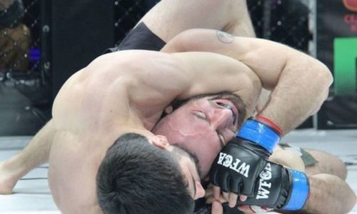Hakim nokauta düşən MMA döyüşçüsünü “boğdu” - VİDEO