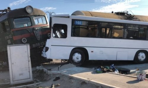 Bakıda qatarla avtobusun toqquşduğu an – VİDEO