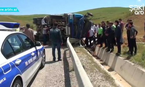 “Shacman” markalı yük avtomobili iki nəfərin üzərinə aşıb