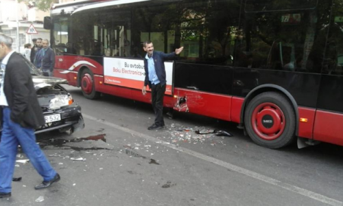 Bakıda “Bakubus” avtobusu qəzaya düşdü – Fotolar