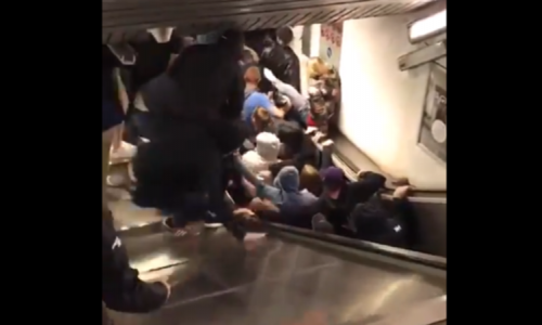 Metroda eskalator qırıldı - Yaralananlar var - VİDEO 