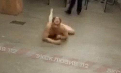 Голый мужчина прополз по вестибюлю московского метро - ВИДЕО