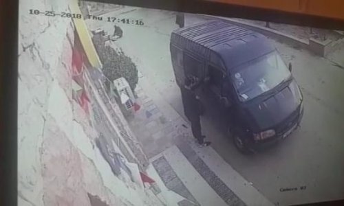 Кража из автомобиля в Баку попала на камеру - ВИДЕО