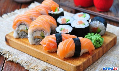 Yaponiya restoranında masaya gətirilən suşi canlandı — VİDEO