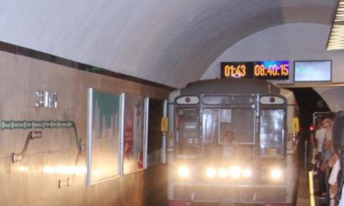 Metroda qızın corablarını dəyişməsi ilə bağlı  - RƏSMİ AÇIQLAMA