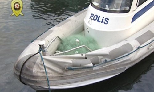 Polis dənizdə köməksiz vəziyyətdə qalan 2 balıqçını xilas etdi – VİDEO