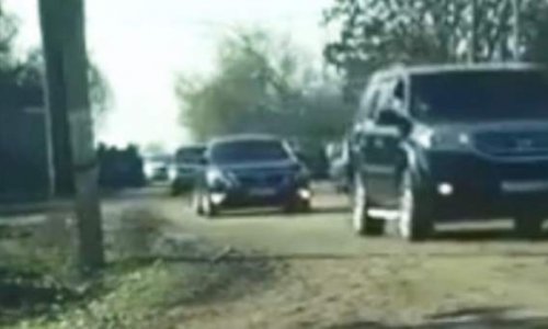 İcra başçısının korteji narazılığa səbəb oldu: Bir polis, 10 mülki avtomobil... + VİDEO